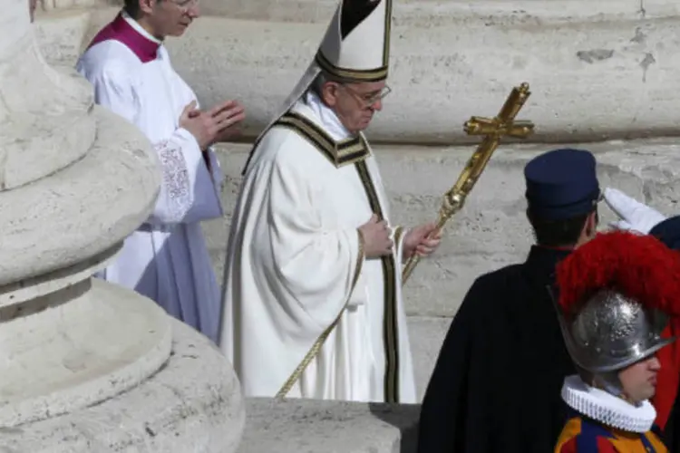 Papa Francisco chega à Basílica de São Pedro para sua missa inaugural, no Vaticano, em 19 de março de 2013 (REUTERS / Stefano Rellandini)