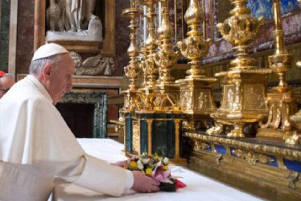 Francisco ora à Virgem em seu primeiro dia como papa