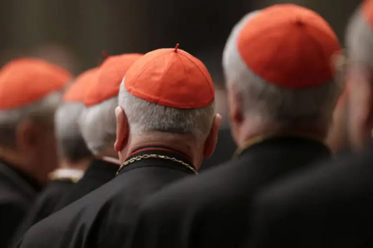 Cardeais participam de oração na Basílica de São Pedro, no Vaticano, nesta quarta-feira (Max Rossi/Reuters)