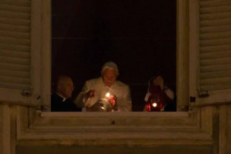 O papa Bento XVI acende Círio da Paz: uma banda de música entoou "Noite de Paz", enquanto um ajudante do papa colocou outra vela ao lado do Círio da Paz (REUTERS)