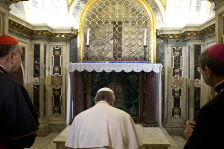 Papa Francisco visita a necrópole sob a cripta e a Basílica vaticana: antes de descer à necrópole vaticana, o papa percorreu toda a parte central da mesma, que passa sob a cripta da Basílica de São Pedro. (REUTERS/Osservatore Romano)