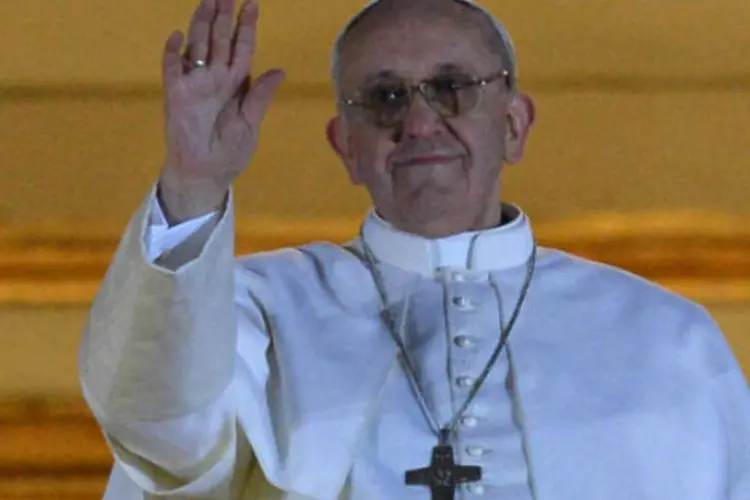 
	Papa Francisco acena para o p&uacute;blico: entre os seguidores, mais de 4 milh&otilde;es seguem o perfil&nbsp;do Papa em l&iacute;ngua espanhola
 (VINCENZO PINTO/AFP/Getty Images)