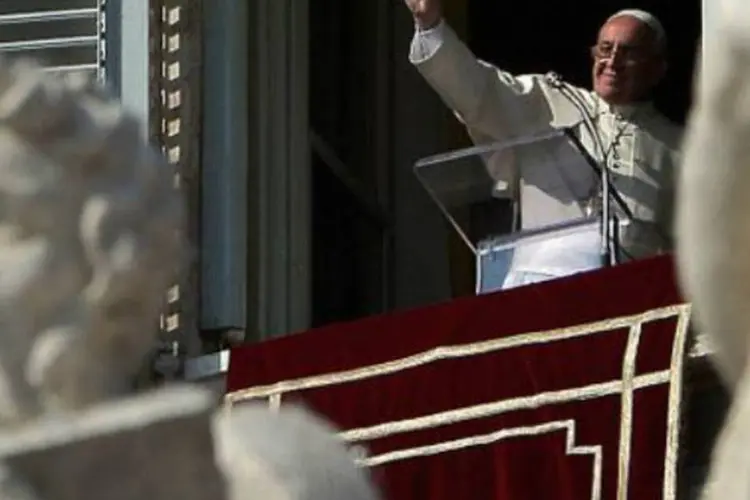 
	Papa Francisco cumprimenta os fi&eacute;is reunidos na pra&ccedil;a de S&atilde;o Pedro: &quot;Oremos em sil&ecirc;ncio por todos esses irm&atilde;os e irm&atilde;s&quot;, pediu o papa
 (AFP)