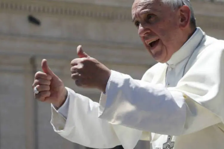 
	Papa Francisco faz sinal de positivo na Pra&ccedil;a de S&atilde;o Pedro, no Vaticano: a conta do papa Francisco no Twitter pode ser acompanhada em nove idiomas
 (REUTERS/Tony Gentile)