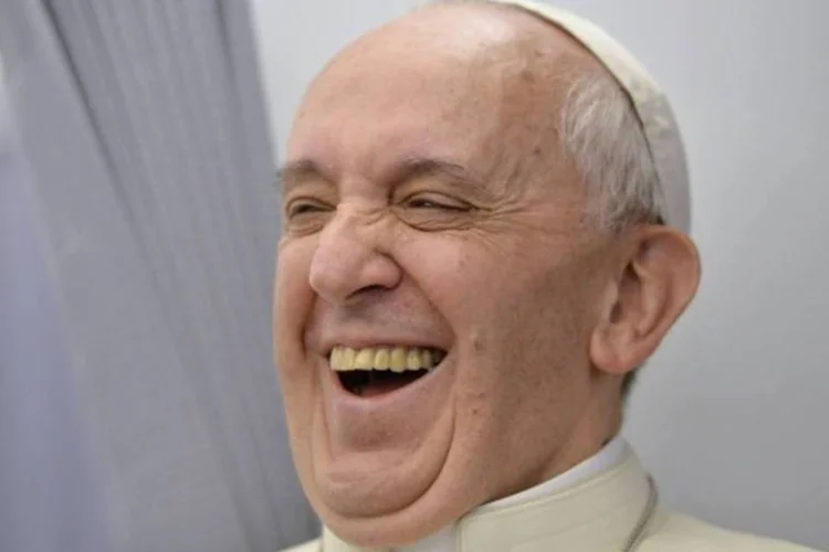 
	Papa Francisco cai em gargalhadas no voo que o trouxe ao Rio: &eacute; poss&iacute;vel que simpatia do religioso reverta repercuss&atilde;o negativa nas redes sociais ocorrida antes de sua chegada
 (REUTERS/Ansa/Luca Zennaro/Pool)