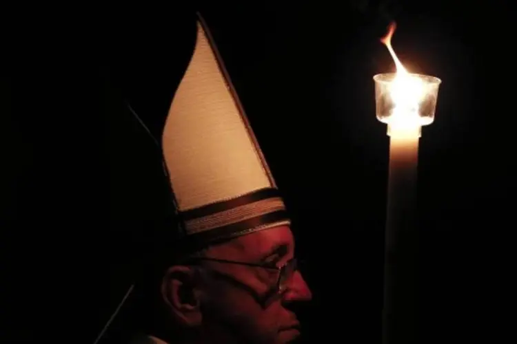 Papa Francisco segura vela durante Vigília Pascal na Basílica de São Pedro (Reuters)