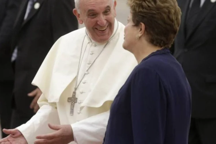 
	Papa Francisco sorri em conversa com Dilma Rousseff ap&oacute;s desembarque no Rio de Janeiro
 (REUTERS/Pilar Olivares)