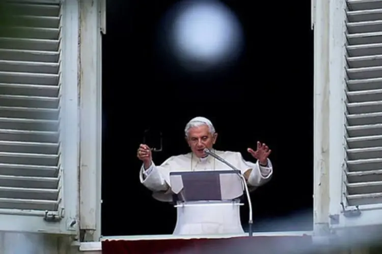 Bento XVI abençoa fiéis da janela de seu apartamento no Vaticano: o Papa convocou os cristãos a "testemunhar sem medo, com coragem e determinação de (sua) fé" (©afp.com / Alberto Pizzoli)