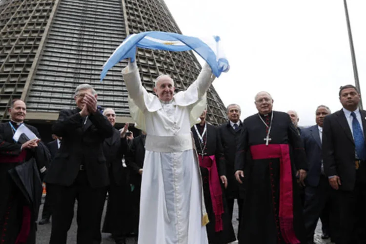 Papa Francisco segura bandeira da Argentina no Rio de Janeiro: Francisco dirigiu-se à residência Assunção, no Sumaré, para almoçar e descansar até a hora de ir para a Festa da Acolhida, em Copacabana. (REUTERS/Stefano Rellandini)