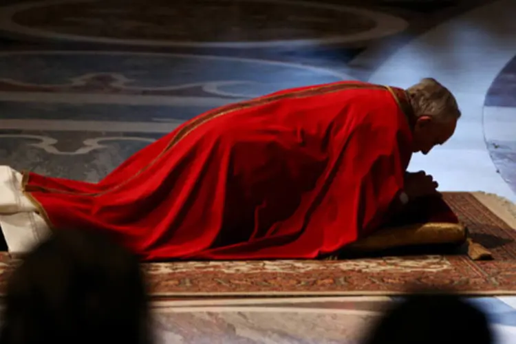 
	Papa Francisco reza missa deitado no ch&atilde;o&nbsp;em sinal de respeito e adora&ccedil;&atilde;o&nbsp;na celebra&ccedil;&atilde;o da Paix&atilde;o de Cristo, na Bas&iacute;lia de S&atilde;o Pedro
 (Dan Kitwood/Getty Images)