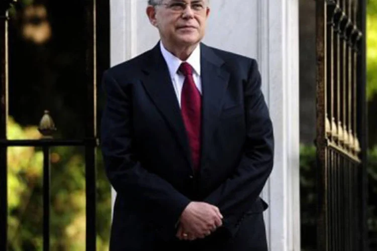 O governo de união nacional liderado pelo ex-vice-presidente do BCE Lucas Papademos conta com grande maioria e não deve trazer surpresas nos cortes (Aris Messinis/AFP)