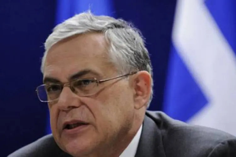 O primeiro-ministro grego Lucas Papademos: as medidas deverão ser aprovadas antes do fim de junho pelo governo que for eleito no domingo (John Thys/AFP)