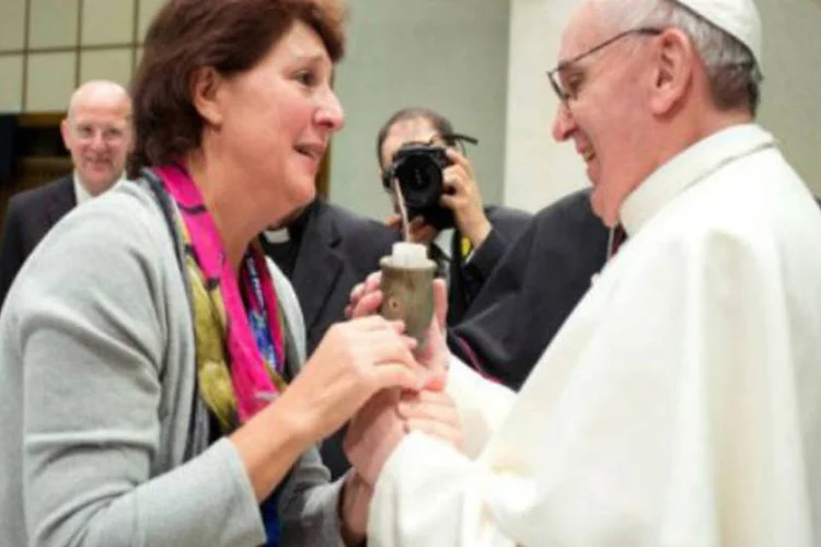 Papa recebe mate de jornalista amiga: entre gargalhadas e aplausos, papa reiterou promessa de seguir o caminho de São Francisco de Assis e felicitou a imprensa por seu trabalho. (AFP)