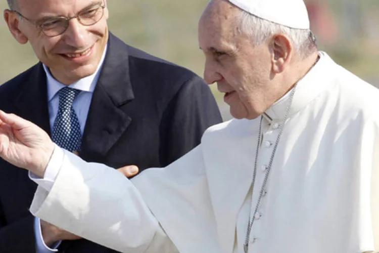 Papa Francisco antes de embarcar de Roma para o Rio de Janeiro: sobre as manifestações que podem ocorrer durante a presença do pontífice, Paes disse que isso é já é esperado e que não há cidade visitada pelo papa em que não haja protestos. (REUTERS/Giampiero Sposito)
