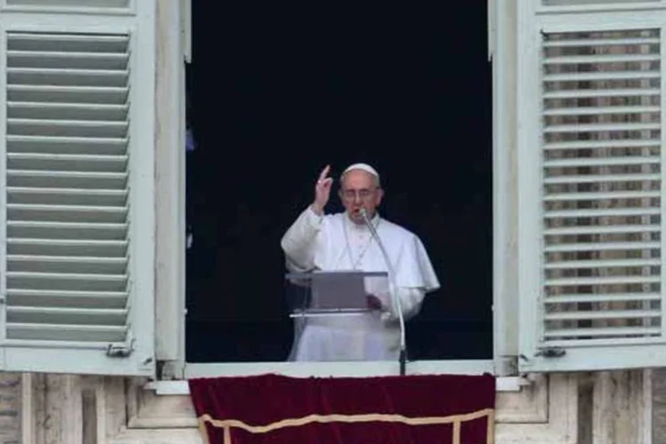 Papa Francisco celebrou, pela primeira vez, a Hora do Angelus, ao meio-dia (8h de Brasília), na Praça São Pedro (Getty Images)