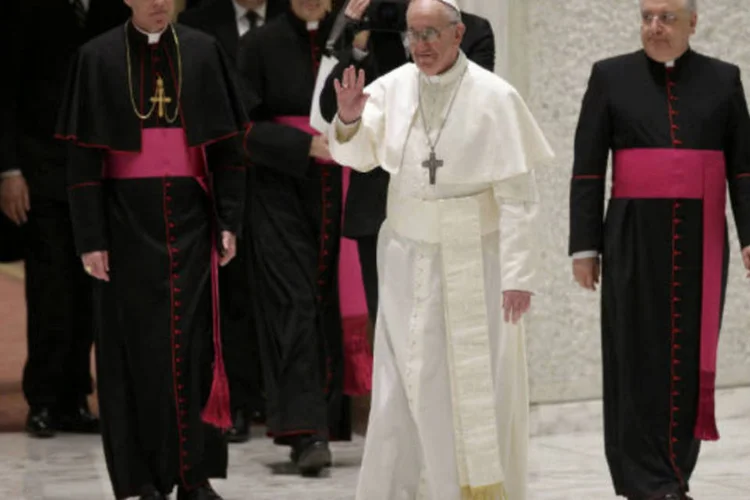 Papa Francisco chega a sala Paulo VI para participar de um encontro com a imprensa na manhã de hoje no Vaticano (REUTERS)