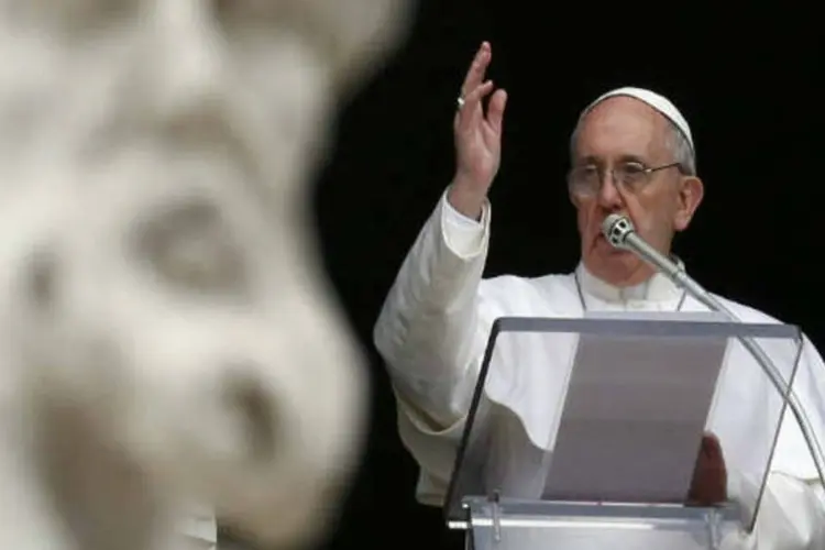 
	Primeira ora&ccedil;&atilde;o dominical do papa Francisco, em 17 de mar&ccedil;o, no Vaticano: ap&oacute;s a ren&uacute;ncia de Bento XVI, a investiga&ccedil;&atilde;o sobre o Vatileaks ficou a cargo de seu sucessor
 (Reuters)
