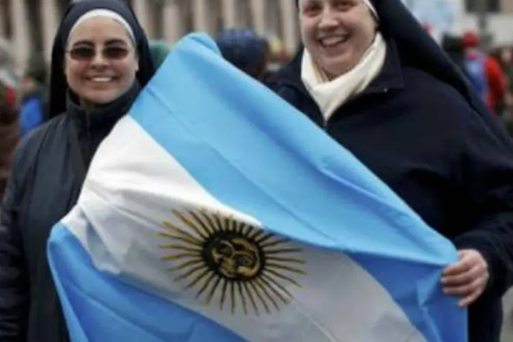 
	Argentinos comemoram novo papa:&nbsp;&quot;A missa n&atilde;o &eacute; com caipirinha, comungamos com fernet&quot;, diz outra estrofe.
 (Reuters)