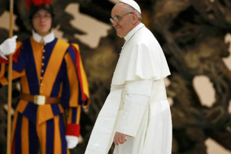 Papa Francisco deixa sala Paulo IV após encontro com imprensa realizado neste sábado no Vaticano (REUTERS)