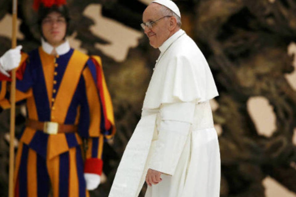 Vaticano nega ligação de papa com ditadura na Argentina