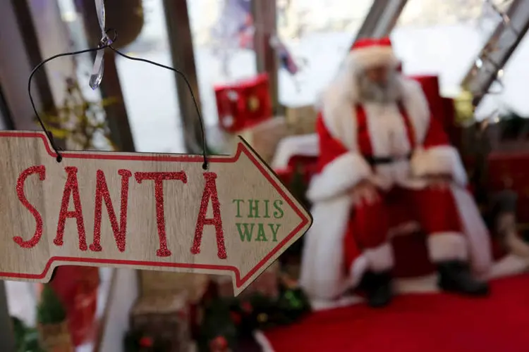 Papai Noel: o visual moderno do Papai Noel (roupas vermelhas e gorro com barrete branco) teria sido uma invenção da Coca-Cola (Stefan Wermuth/Reuters)