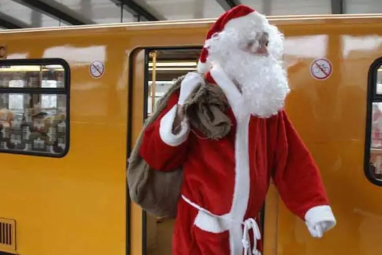 Papai Noel desce do trem em Berlim (Getty Images)