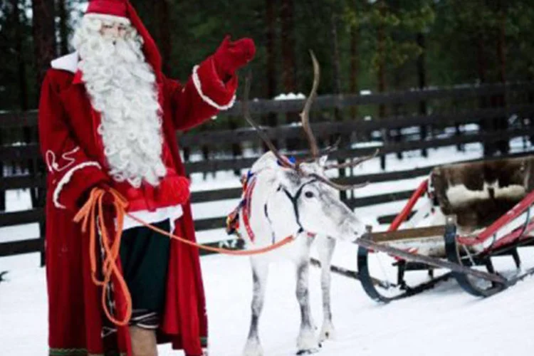 Dizem que o visual moderno do Papai Noel teria sido uma invenção da Coca-Cola, que nos anos 30 promoveu uma campanha repaginando o personagem com as cores do produto (Jonathan Nackstrand/AFP)