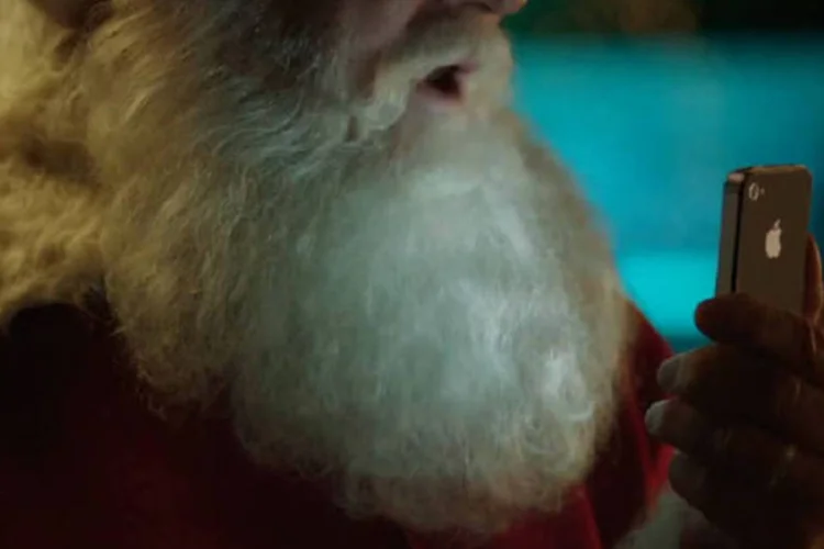 Novo comercial da Apple mostra Papai Noel usando Siri, assistente de voz do iPhone 4S, para organizar agenda (Apple)
