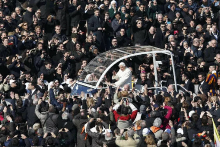 
	Bento XVI anda de papam&oacute;vel pela multid&atilde;o de fi&eacute;is na Pra&ccedil;a de S&atilde;o Pedro: ele percorreu a grande esplanada para se aproximar mais dos fi&eacute;is e peregrinos
 (REUTERS/Stefano Rellandini)