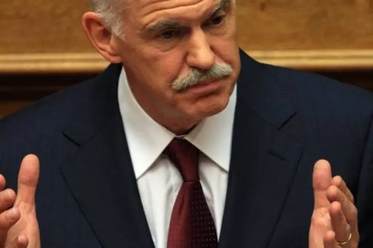 O premiê grego, George Papandreou, e o líder da oposição, Antonis Samarás, tentam chegar a um acordo sobre quem sucederá o governo à frente do executivo de transição (Vladimir Rys/Getty Images)