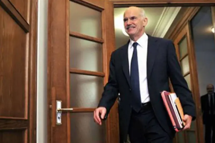 Primeiro-ministro grego, Giorgos Papandreou, se reuniu com seus ministros em uma sessão extraordinária do Gabinete na busca de um consenso para formar um Governo de união nacional (Louisa Gouliamaki/AFP)