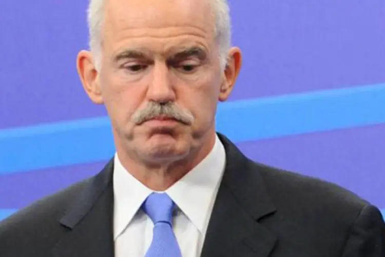 O premiê George Papandreou afirmou que os bancos gregos seriam recapitalizados com fundos oficiais, em dinheiro que sairia do novo pacote de resgate de 130 bilhões de euros (John Thys/AFP)