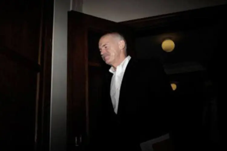 Papandreou deve se reunir no início da tarde com o chefe de Estado, que depois convocará uma reunião de partidos
 (Aris Messinis/AFP)