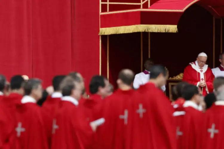 Papa Francisco celebra a missa de domingo na Praça de São Pedro, no Vaticano (REUTERS/Tony Gentile)