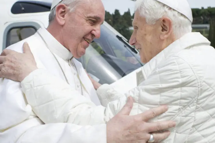 
	Bento XVI recebe o papa Francisco em Castel Gandolfo: Bento XVI disse a Francisco que rezar&aacute; por ele, e lembrou as edi&ccedil;&otilde;es da JMJ de Col&ocirc;nia (Alemanha), Sydney (Austr&aacute;lia) e Madri que ele presidiu
 (REUTERS/Osservatore Romano)