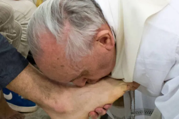 
	Papa Fracisco lava os p&eacute;s de jovem mu&ccedil;ulmano da pris&atilde;o de menores &quot;Casal del Marmo&quot;,&nbsp;na Quinta-feira Santa
 (LOsservatore Romano/Pool)