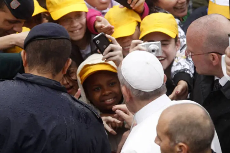 Papa com crianças na favela de Varginha, no Rio de Janeiro: "não se cansem de trabalhar por um mundo mais justo e mais solidário" (Pilar Olivares/Reuters)