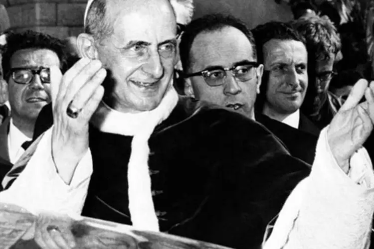 
	O papa Paulo VI d&aacute; sua ben&ccedil;&atilde;o em visita &agrave; Terra Santa em janeiro de 1964: pont&iacute;fice &eacute; ainda o papa da enc&iacute;clica Populorum Progressio (Progresso dos povos)
 (AFP)