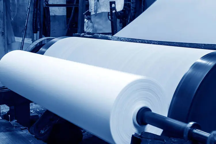
	F&aacute;brica de papel e celulose: a produ&ccedil;&atilde;o dom&eacute;stica de papel em mar&ccedil;o subiu 0,3 por cento, no comparativo anual, a 889 mil toneladas
 (hxdyl/ThinkStock)