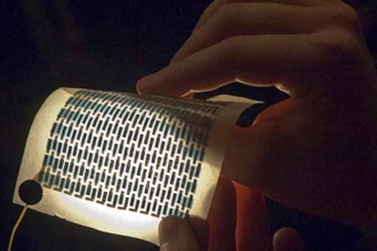 O novo processo permite imprimir células fotovoltaicas sobre papel, plástico e tecidos. O material pode ser dobrado várias vezes sem que isso prejudique a captação de energia (Patrick Gillooly / MIT)