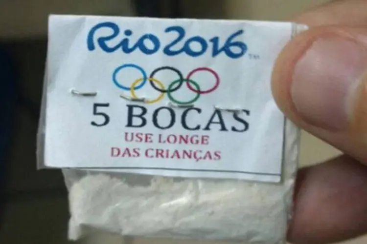 
	Coca&iacute;na: unidade de narc&oacute;ticos chegou a apreender tijolos de maconha prensada e pacotes de coca&iacute;na que os traficantes enfeitaram com os cinco an&eacute;is ol&iacute;mpicos em opera&ccedil;&otilde;es recentes
 (Divulgação / Twitter Rio de Janeiro)