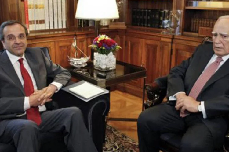 Antonis Samaras (e), chefe do partido grego de direita Nova Democracia, e o  presidente grego, Carolos Papoulias (Yorgos Karahalis/AFP)