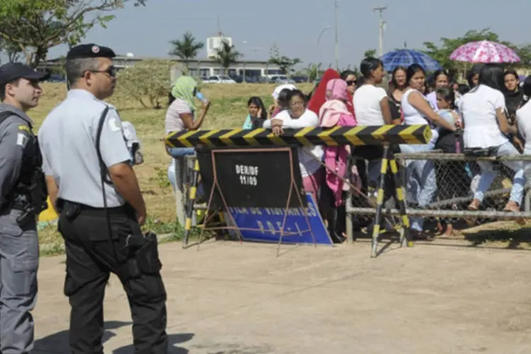 Familiares de presidiários da Papuda protestam: por conta da greve dos agentes penitenciários, eles foram impedidos de entrar no local (Wilson Dias/ABr)