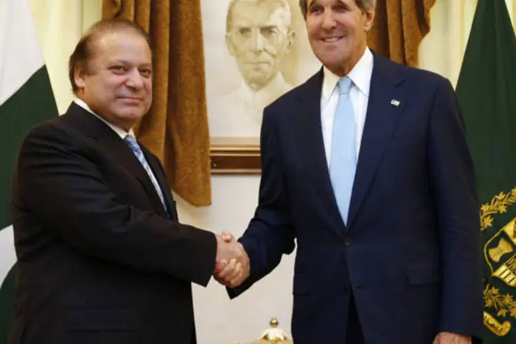 O secretário americano de Estado, John Kerry e o primeiro-ministro paquistanês, Nawaz Sharif: em Islamabad, Kerry se reuniu com os responsáveis paquistaneses para convocá-los a reforçar as operações contra a insurgência islamita perto da fronteira afegã. (REUTERS/Jason Reed)