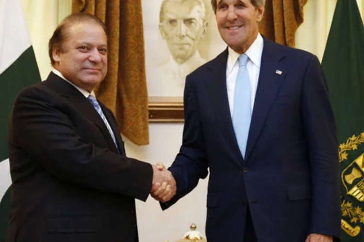 O secretário americano de Estado, John Kerry e o primeiro-ministro paquistanês, Nawaz Sharif: em Islamabad, Kerry se reuniu com os responsáveis paquistaneses para convocá-los a reforçar as operações contra a insurgência islamita perto da fronteira afegã. (REUTERS/Jason Reed)