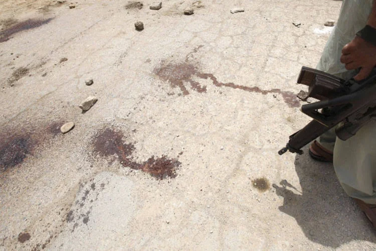 
	Agente de seguran&ccedil;a no local do crime: grupo autor do crime possui v&iacute;nculos com o Taliban e prometeu lealdade ao Estado Isl&acirc;mico em novembro
 (EUTERS/Akhtar Soomro)