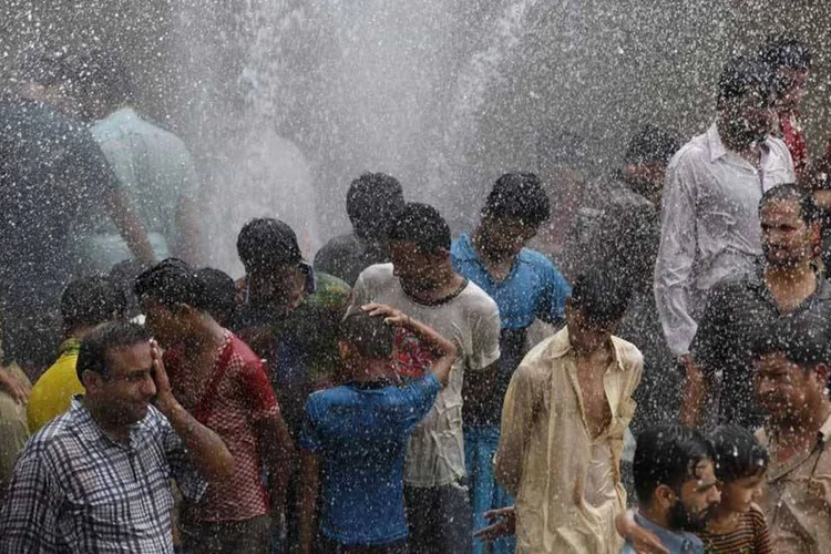 
	Paquistaneses tomam banho em jato de &aacute;gua em Karachi: onda de calor na cidade coincidiu com cortes nos fornecimento eletricidade
 (REUTERS/Akhtar Soomro)