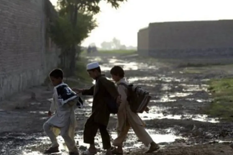 Crianças caminhando no Afeganistão: um porta-voz da Isaf (Força Internacional de Assistência à Segurança) reconheceu que ocorreu um bombardeio (©AFP/Illustration / Jose Cabezas)