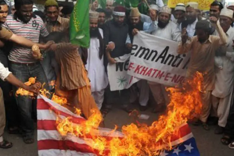 
	Paquistaneses queimam bandeira norte-americana: ontem, pelo menos uma pessoa morreu nos protestos que se estenderam ao Afeganist&atilde;o, Paquist&atilde;o, Indon&eacute;sia, &Iacute;ndia e L&iacute;bano
 (©AFP/File / Rizwan Tabassum)