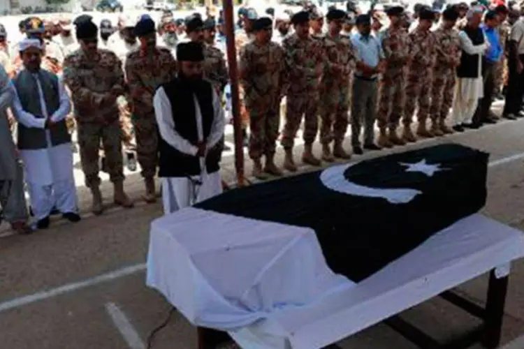 Enterro de vítima de atentado talibã contra aeroporto de Karachi, no Paquistão (Rizwan Tabassum/AFP)